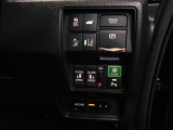パーキングセンサーや横滑りを防ぐVSA等のスイッチ類は運転席の右側、手の届きやすい位置にあります。