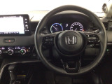【ハンドル】運転にかかわる様々な操作を安全に行えるように視点移動が少なく操作性に配慮されたスイッチ類が凝縮されたコックピットです。