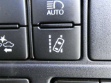 【レーンディパーチャーアラート】道路上の白線(黄線)を単眼カメラで認識し、ドライバーがウインカーを操作をしないで車線を逸脱する可能性がある場合、ブザーとディスプレイ表示による警報でお知らせします。