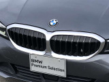 左右のキドニー・グリルの中心にはBMWのエンブレムが鎮座し、個性を放つデザイン性を兼ね備えました。