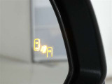 ブラインドスポットモニター装備。隣車線を走る車両を検知。ドアミラーでは確認しにくい後、側方エリアに存在する車両や急接近してくる車両も検知しドアミラーに搭載されたLEDインジケーターが点灯します。
