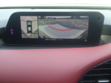 狭い場所での駐車やすれ違いなどでより的確な運転操作に役立つ360&deg;ビューモニターが装備されています。