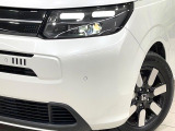 【LEDヘッドライト】悪天候や夜間走行時も良好な視界を確保し安心して運転できる高輝度LEDヘッドライトを装備!点灯速度が早く、消費電力も抑えられています。