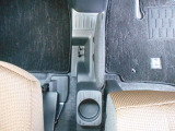 運転席への足元へ物が落ちるのを防ぐ防止板付き☆ドリンクホルダー付いています♪