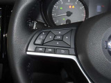 ステアリングスイッチ付きで、運転中に視線を前に向けたまま操作できます。