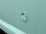 後方にはコーナーセンサーが付いております。音で危険を知らせてくれるのとブレーキとアクセルの踏み間違えも防止してくれます。