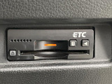 【ETC】有料道路を利用する際に料金所で停止することなく通過できる、ETC車載器(ノンストップ自動料金収受システム機器)が装備されています。セットアップを行うことで利用可能になります。
