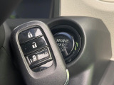 【Hondaスマートキー】カバンやポケットに入れたままでもドアの施錠・解錠が可能なスマートキーを装備。エンジンのオン・オフ時もカギを取り出す必要が無いからとっても便利です♪
