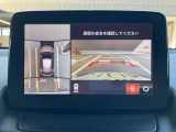 360度ビューカメラを搭載。4方の小型カメラの映像を処理し、車両真上からの映像に変換しています。