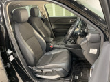 乗降がしやすい運転席。高さが調節できて小柄な方でも運転しやすいポジションをとることができます。