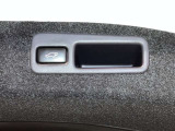 パワーバックドアは荷物の出し入れがしやすい優れものです!スイッチひとつで重いバックドアが締まります!日用品の大量買い出しにも大活躍します!