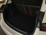 【トランクルーム】全面をファブリック処理し荷物に傷がつくのを防ぎます。ラゲージルーム照明を装着。背もたれをほぼ水平まで倒すことが出来ますので、大きな荷物の収納にも便利です。
