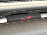 【STIタワーバー】お車の剛性を高めるタワーバーを装備。よりスムーズなコーナリング走行が可能となり、走りも楽しめます。