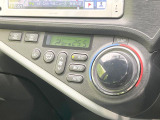 【オートエアコン】一度お好みの温度に設定すれば、車内の温度を検知し風量や温度を自動で調整。暑い&hellip;寒い&hellip;と何度もスイッチ操作をする必要はありません。快適な車内空間には必須の機能ですね♪