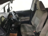 高いホールド性で運転姿勢が安定します。長距離ドライブでも疲れにくいのが魅力です。快適なドライビングライフをお送りください♪