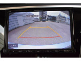 車両後方の映像を車内のディスプレイに表示し、駐車時や後退時の障害物や歩行者の確認を補助します。 広角レンズを採用し、広い範囲を映し出すことができます。