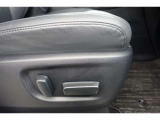 運転席にはパワーシートが付いております。パワーシートは指先1つで操作出来るためチカラの弱い女性の方でもシートに座ったまま操作出来ます♪