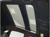 前席から後席まで、パノラマルーフが気持ちのいい開放感をもたらします。また、遮光性の高い電動ロールシェードが直射日光をガードし、さらに挟み込み防止機能付で開閉時の安全性にも配慮しています。