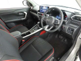 シンプルで使いやすいデザインの運転席です。
