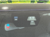 【スマートブレーキサポート】走行中に前方の車両等を認識し、衝突しそうな時は警報とブレーキで衝突回避と被害軽減をアシスト。より安全にドライブをお楽しみいただけます。