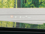 【カラーヘッドアップディスプレイ】現在の速度や走行情報をデジタル表示で運転席前方のガラスに投影!カラー付きで視認性も高く、運転中目線をずらさず必要な情報を確認できるのでとっても便利で安心!