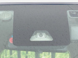 【スマートアシスト】走行中に前方の車両等を認識し、衝突しそうな時は警報とブレーキで衝突回避と被害軽減をアシスト。より安全にドライブをお楽しみいただけます。