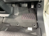 新品の純正フロアマット付きです。ドライブの際に気分良く乗って頂けます。