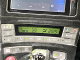 【オートエアコン】一度お好みの温度に設定すれば、車内の温度を検知し風量や温度を自動で調整。暑い&hellip;寒い&hellip;と何度もスイッチ操作をする必要はありません。快適な車内空間には必須の機能ですね♪