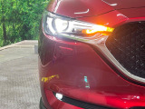 【LEDヘッドライト】悪天候や夜間走行時も良好な視界を確保し安心して運転できる高輝度LEDヘッドライトを装備!点灯速度が早く、消費電力も抑えられています。