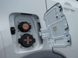 充電ポートリッドを開けると上側が普通充電ポート、下側が急速充電ポートになります。