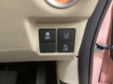 Hondaセンシング用の、VSA(ABS+TCS+横滑り抑制)解除と路外逸脱抑制機能のオンオフスイッチなどはハンドルの右側に装備しています。