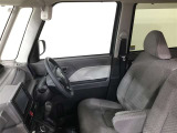高いホールド性で運転姿勢が安定します。長距離ドライブでも疲れにくいのが魅力です。快適なドライビングライフをお送りください♪