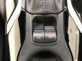 電動パーキングブレーキ付き。シフトをPポジションに入れると自動でパーキングブレーキが掛かります。DレンジやRレンジに入れると、自動でパーキングブレーキが解除されます。