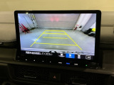 リバースギアに入れるだけで後方の表示へ切り替わります。夜間や雨の日の駐車も楽になりますよ。