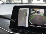 【サイドブラインドビューモニター】左前輪付近を拡大して道路端への幅寄せや狭い道での離合も安心して行えます。