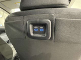 後部座席にも充電用のUSBポート付いています。