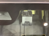 【ホンダセンシング】 「ミリ波レーダー」と「単眼カメラ」の異なる特性を持つ2つのセンサーなどにより、安心・快適な運転を支援します。ドライブレコーダー付きで、万が一の場合でも安心です。