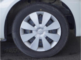 【ホイールキャップ】車に良く似合う純正ホイールキャップが装備されています。ノーマルタイヤ、スタッドレスタイヤもスズキ自販島根にお任せください。