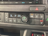 運転席側にはシートヒーターが付いています!寒い日に便利な装備ですね。