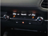 【デュアルタイプフルオートエアコン】前席左右別々の温度設定ができるので、各々適した室温でお過ごし頂けます。