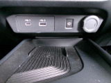 ワイヤレス充電器と、USBポートのタイプAとCがあります♪