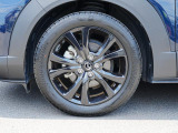 18インチ純正アルミホイールを装備。タイヤサイズは215/55R18となります。