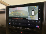 【パノラミックビューモニター】映像で、見づらい車両周辺の確認をアシスト。クルマを真上から見ているような映像を表示。 運転席から確認しにくい車両周囲の状況を把握。
