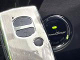 【スマートキー】カバンやポケットに入れたままでもドアの施錠・解錠が可能なスマートキーを装備。エンジンのオン・オフ時もカギを取り出す必要が無いからとっても便利です♪