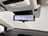 スマートルームミラーで後方の映像がルームミラーで確認できます。
