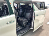 【後部座席】大人が座っても余裕のある広さです!!頭上や足元のスペースも広く取ってあります!