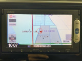ダッシュボードに自然に溶け込むようにデザインされた純正メモリーナビゲーション。