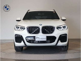 【BMWの伝統】BMWの特徴的な&ldquo;キドニーグリル&rdquo;は、80年以上続く伝統の形でございます。変わらないこだわりのデザインが、プレミアムブランド&ldquo;BMW&rdquo;を創り出します。