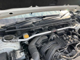 【STIタワーバー】お車の剛性を高めるタワーバーを装備。よりスムーズなコーナリング走行が可能となり、走りも楽しめます。