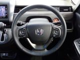 ハンドル左側にはオーディオ操作が出来るオーディオリモートコントロールスイッチ、右側にはHonda SENSINGとオートクルーズコントロールのスイッチを装備!